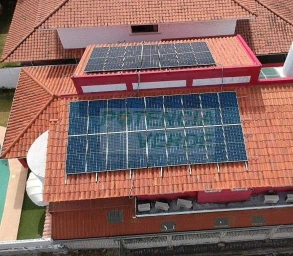 Residencia con sistema solar sobre techo rojo