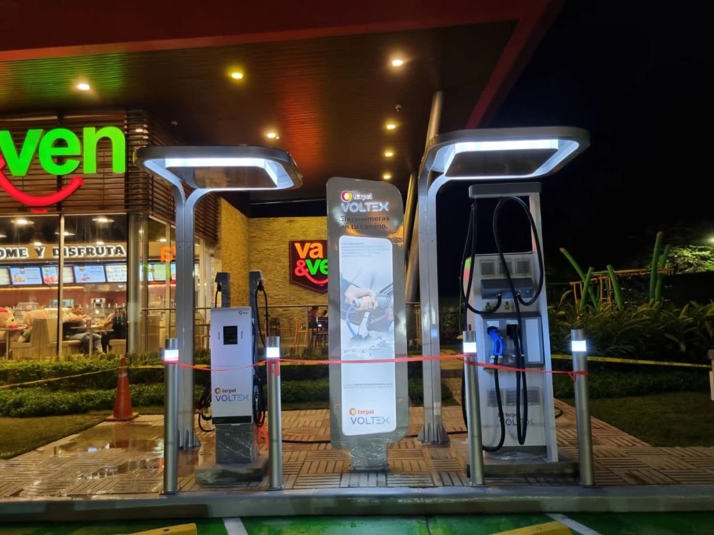 Estación de carga para vehículos eléctricos instalada por Potencia Verde, vista nocturna