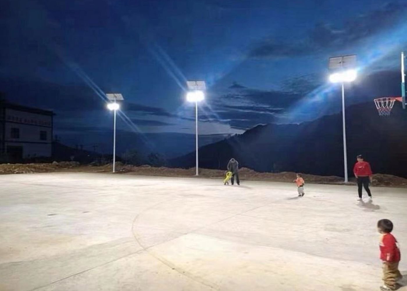 Cancha deportiva iluminada con lámparas solares de noche