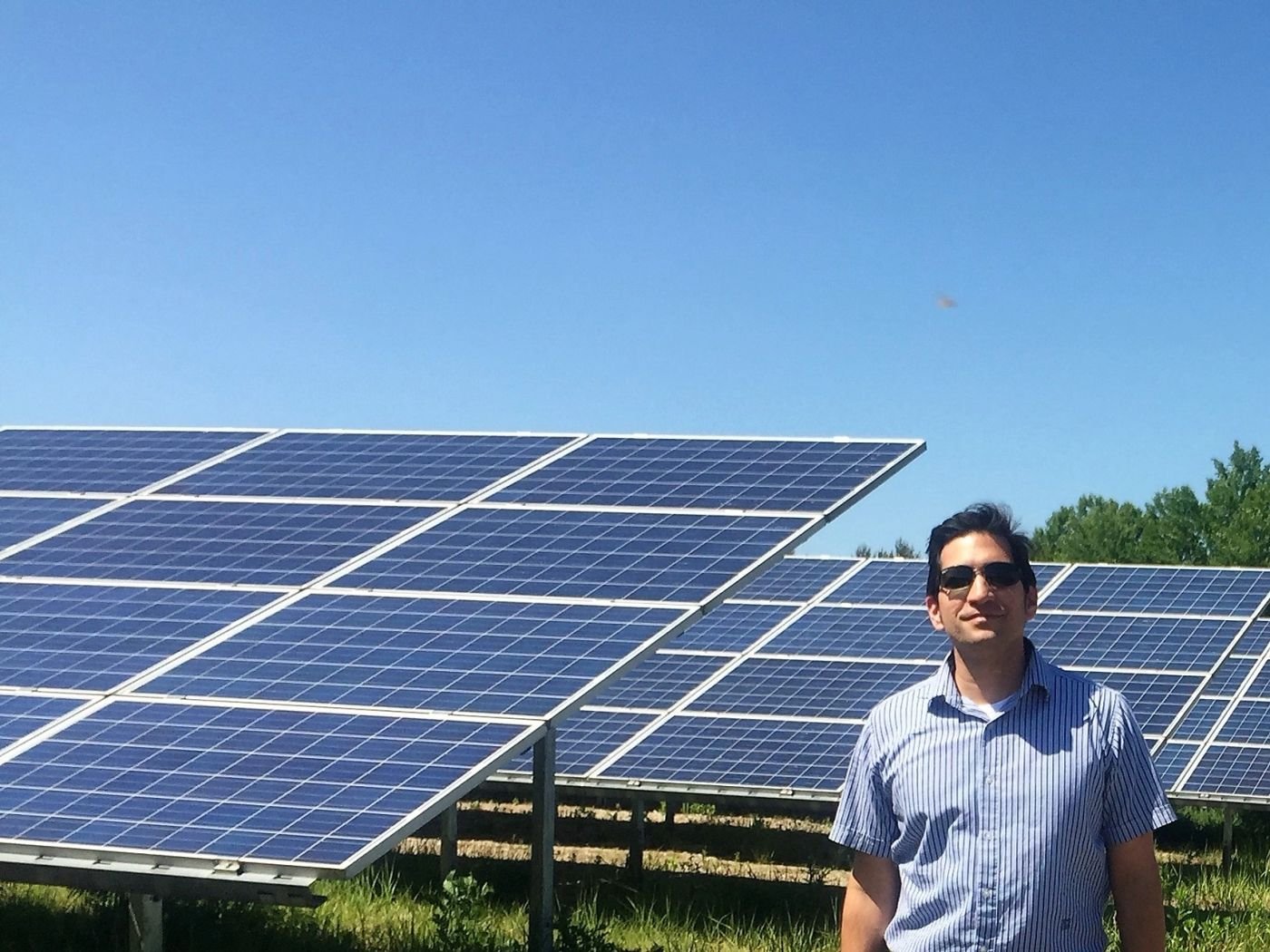El ingeniero Nanik Singh Castillero frente a una planta solar