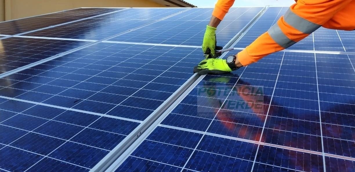 Técnico realizando mantenimiento de paneles solares