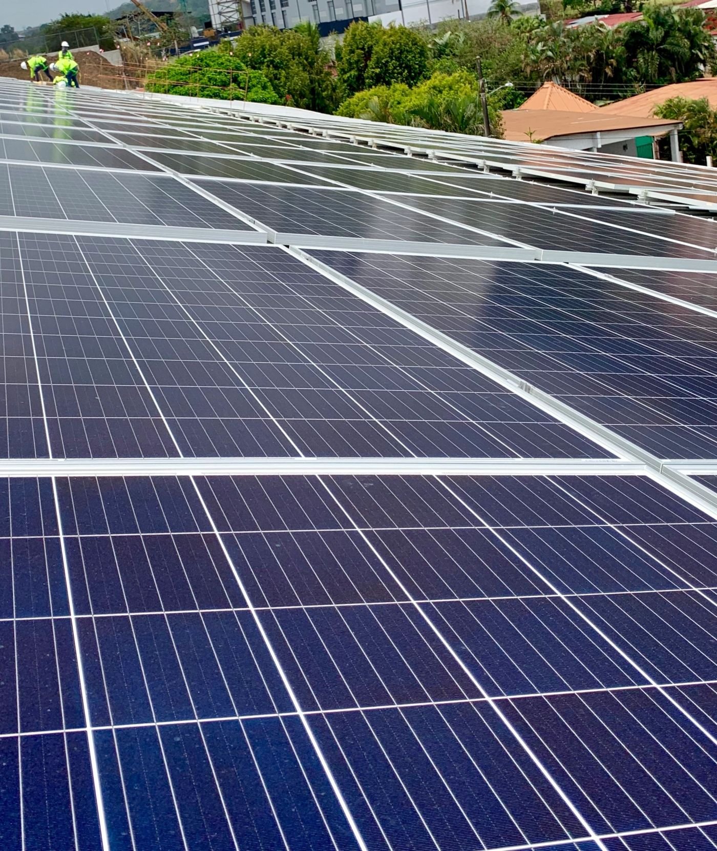 Técnicos de Potencia Verde instalando paneles solares sobre un techo en Panamá