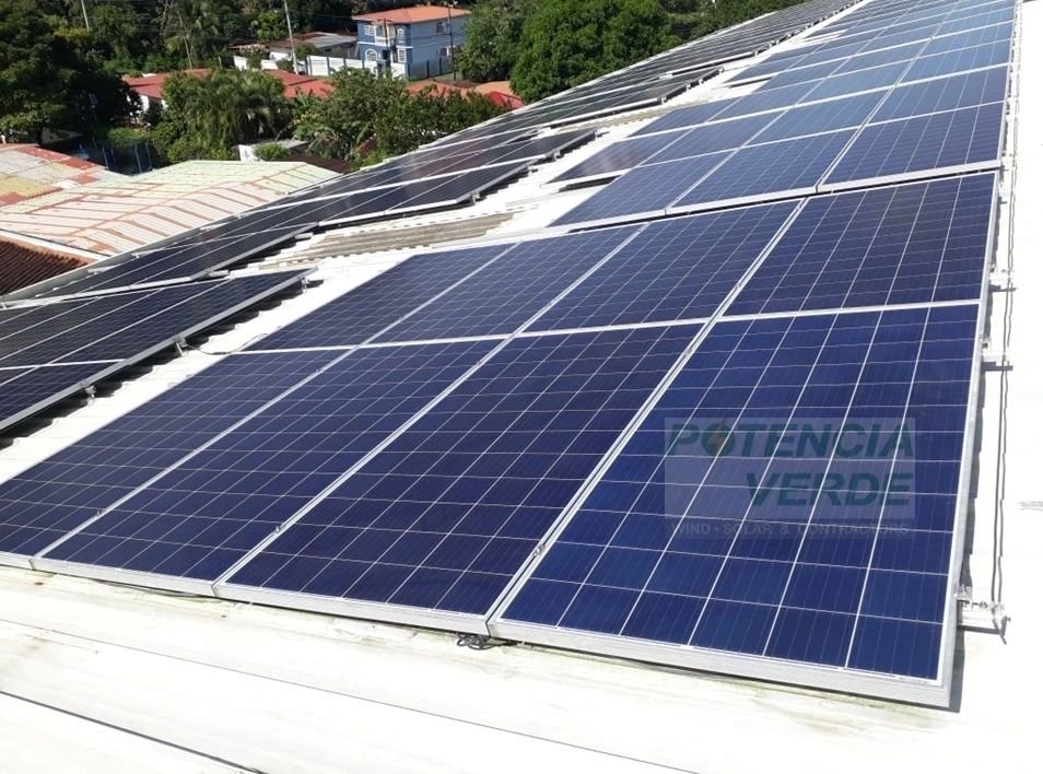 Paneles solares sobre techo con vista a la ladera