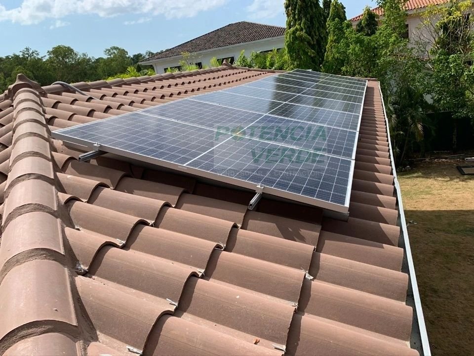 Instalación de paneles solares sobre techo de teja en una residencia panameña