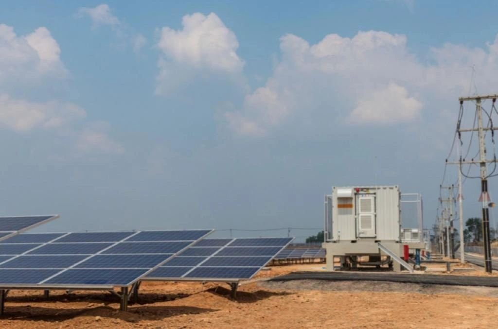Planta solar a nivel de suelo con transformador
