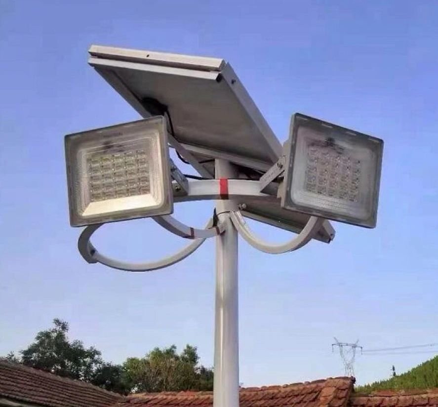 Reflectores solares instalados en poste, equipos del Energy Shop