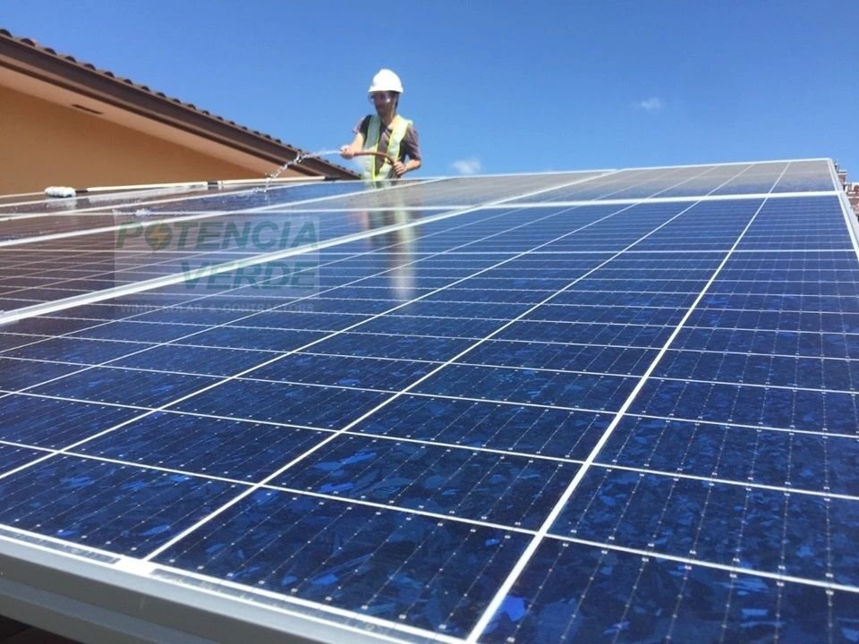Técnico instalando paneles sobre cubierta metálica