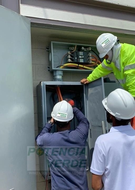 Ingenieros de Potencia Verde verificando un tablero eléctrico